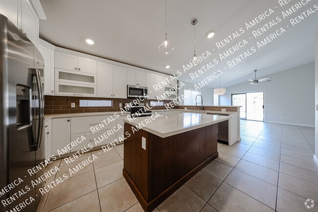 Building Photo - 854 W Straford Ave