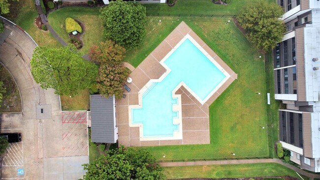 Building Photo - 3065 Walnut Bend Ln