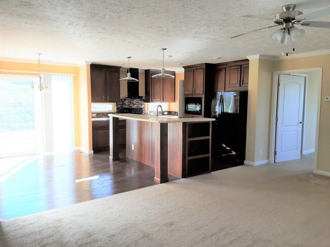 Building Photo - SUBLEASE through May 2026 3 Bedroom 2 Bath-Beautiful Views