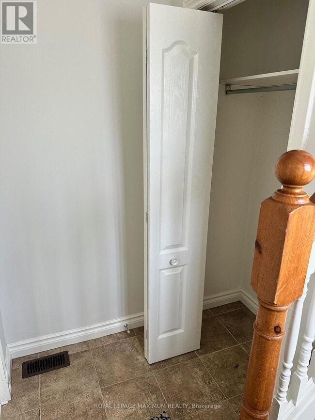 Building Photo - 127 Innisfil St