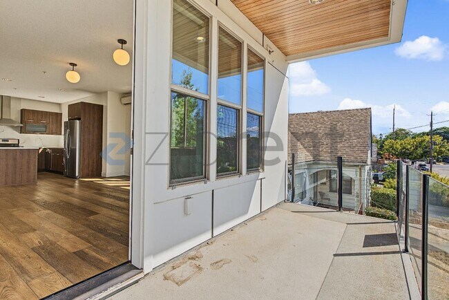 Building Photo - Unit D