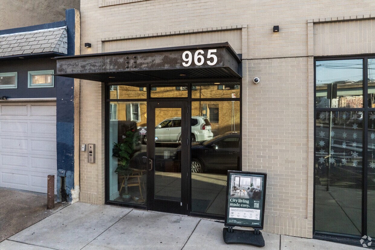 Entrada - 965 Frankford