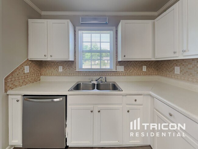 Foto del edificio - 121 Autumn Woods Blvd