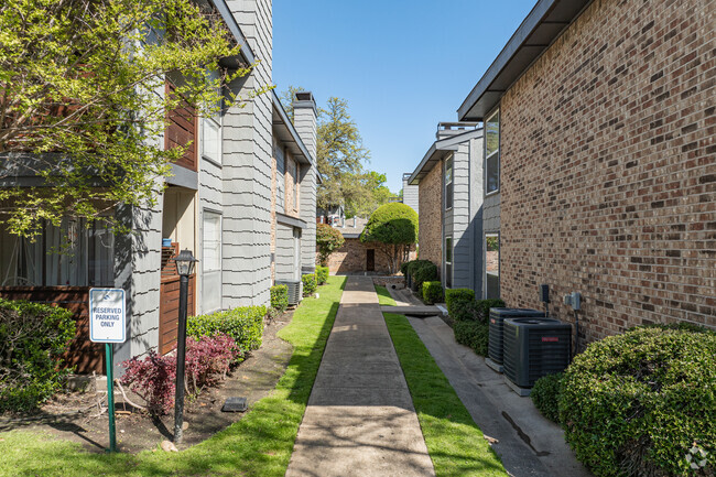 Beautiful Landscaping - Spring Creek Apartments