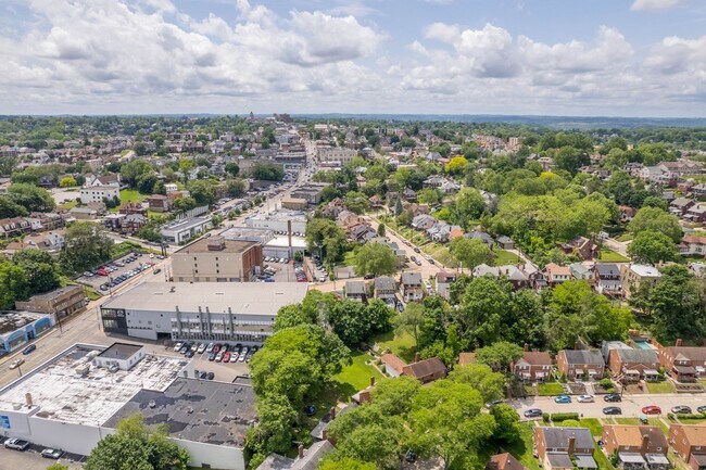 Foto del edificio - Stunning 2 bedroom home in Dormont availab...