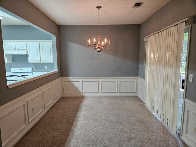Building Photo - Rare 3 bed 2.5 bath Townhome home located ...