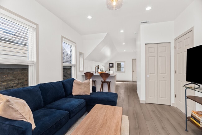 Foto del edificio - 2846 N Troy St