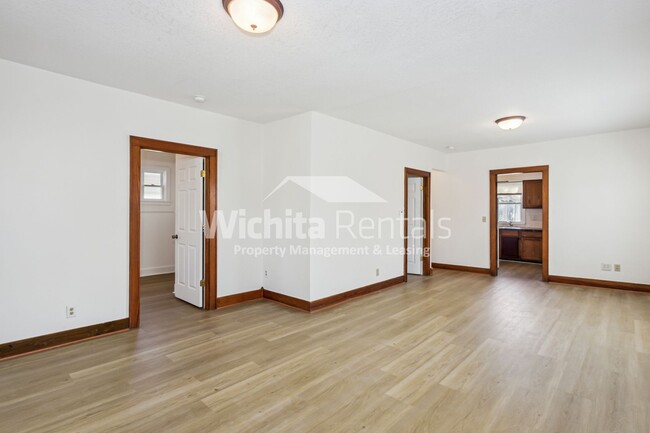 Foto del edificio - 3 bedroom 1 bath in the Delano District!