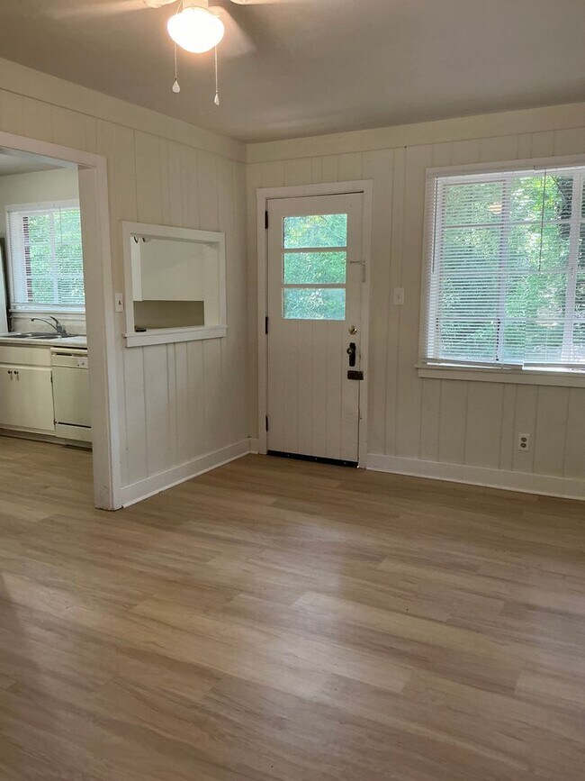 Foto del edificio - 1 Bedroom/ 1 Bath Cottage off Prince Avenu...