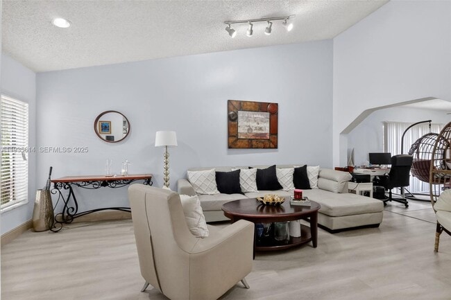 Foto del edificio - 5571 NW 188th St