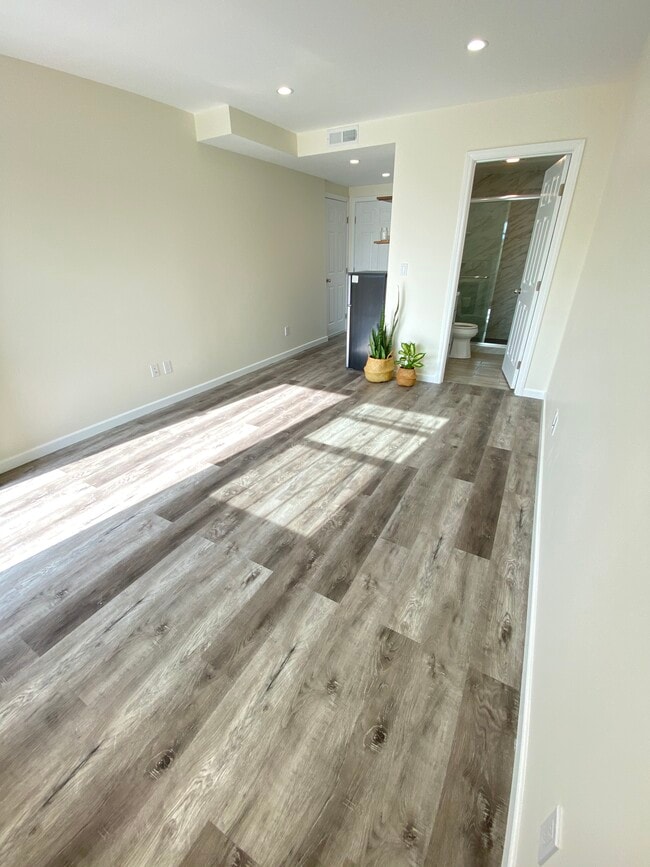 Spacious Studio - 295 Teddy Ave