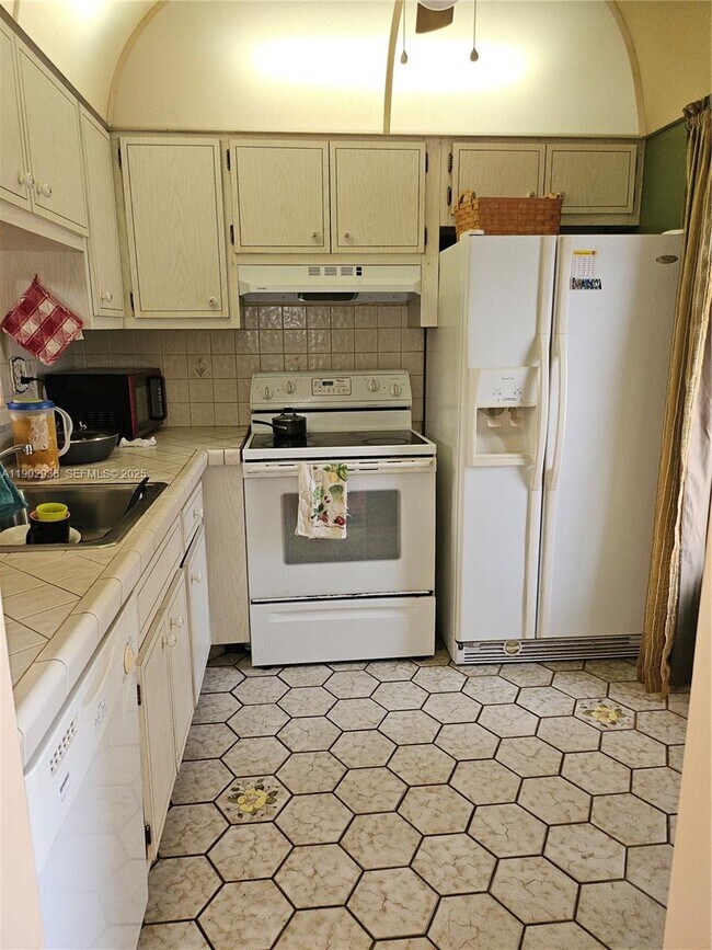 Building Photo - 5121 W Oakland Park Blvd