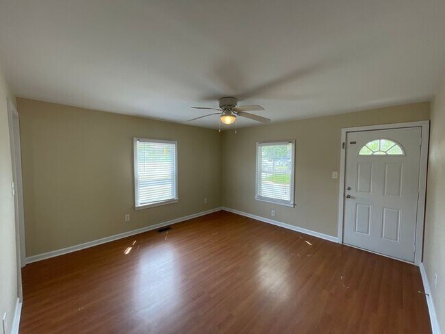 Building Photo - Great bungalow within walking distance of ...