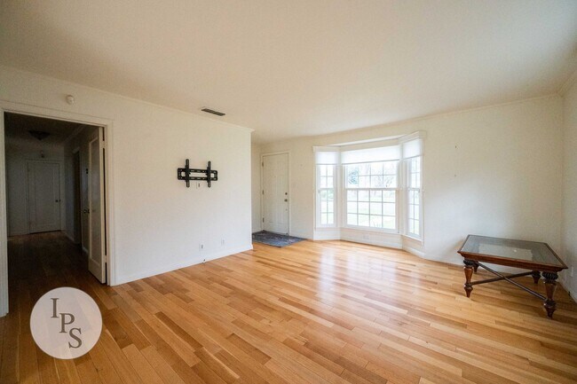 Building Photo - Beautiful Old Fig Home, 3BR/1BA, Huge Lot!...