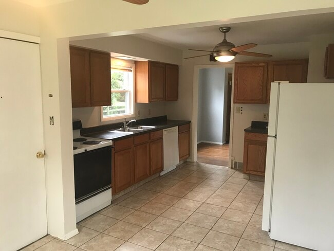 Building Photo - 5028 Lake Vista Dr