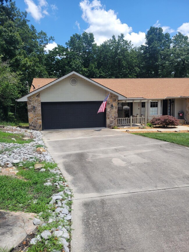 Building Photo - 456 Snead Dr