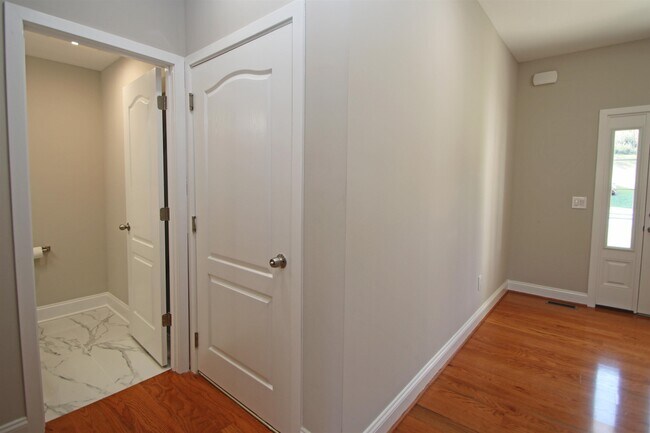 Building Photo - 2060 Willow Hill Dr