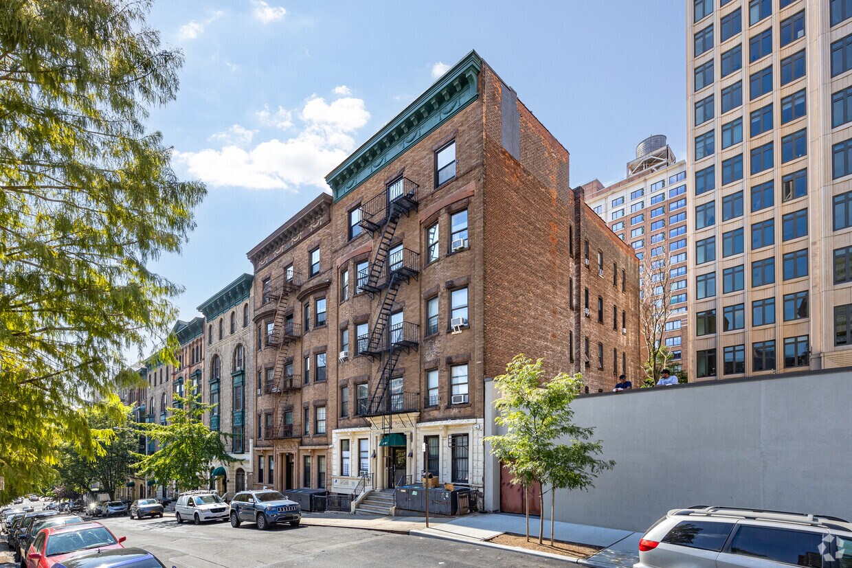 Primary Photo - 530 W 123rd St