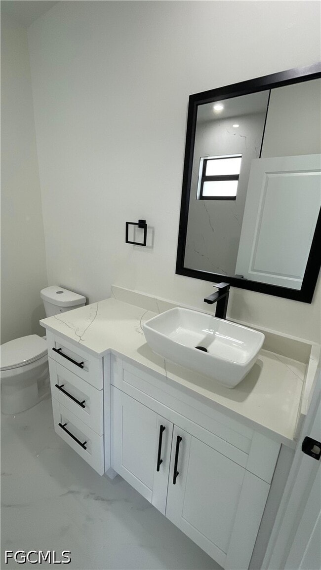 Building Photo - 528 Raintree St E