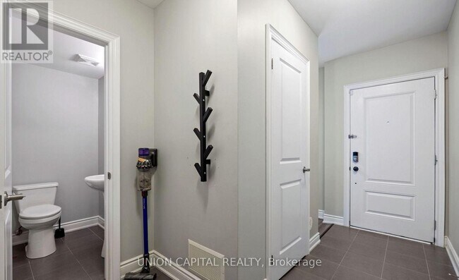 Building Photo - 290 Royalton Common