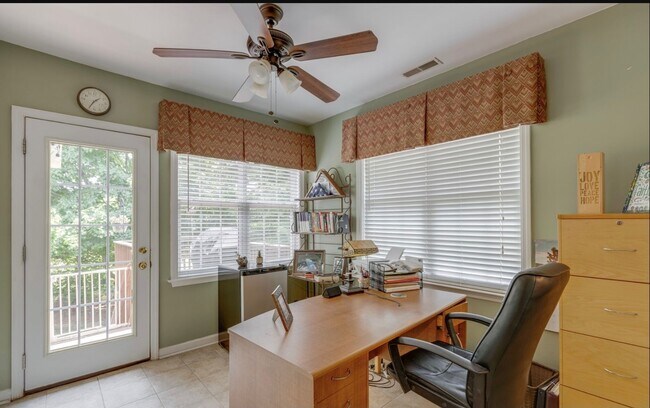 Building Photo - 3015 Iroquois Dr