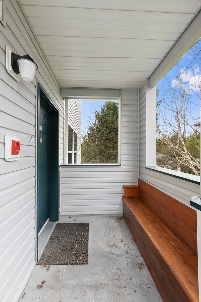 Building Photo - Immaculate Federal Way 2-Story Condo