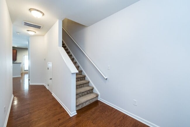 Foto del edificio - Beautiful 3BD/2.5BA Townhome in the Lions Gate Community!