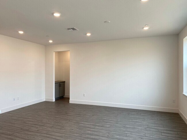 Foto del edificio - Gorgeous New Build with Solar Located in E...