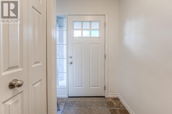 Photo du bâtiment - 135 Hardcastle Dr