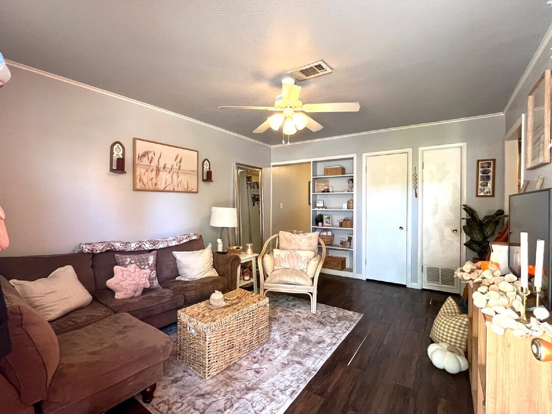 2 bedroom- Walk to Campus!! - 2 bedroom- Walk to Campus!!