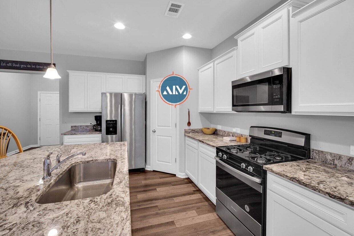 Foto principal - Beautiful 5 Bed 3 Bath Home located in his...