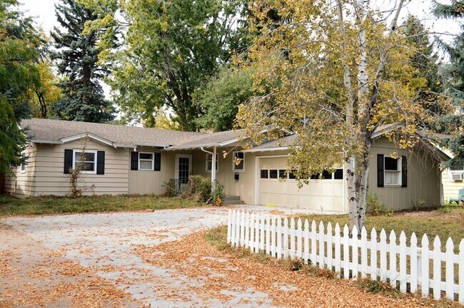 Foto del edificio - Charming 3 Bed/1.5 Bath in Desirable College Heights Location!