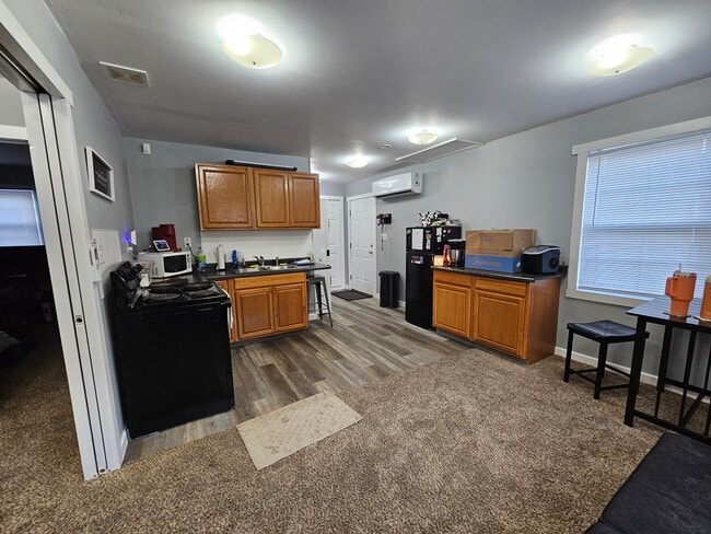 Building Photo - 807 Maple Ave