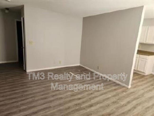 Building Photo - 1606 E Kansas City Rd