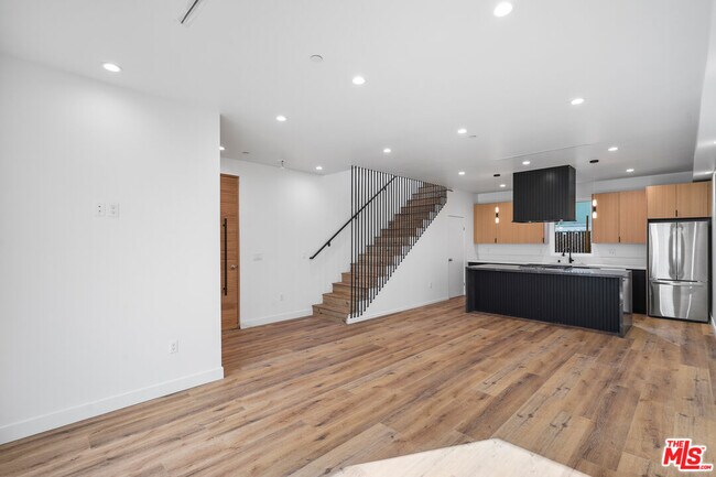 Foto del edificio - 839 N McCadden Pl