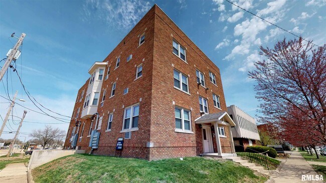 Building Photo - 423 W Monroe St