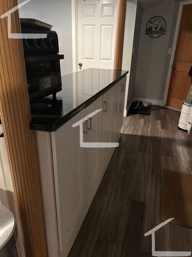 Building Photo - Garden Level 2Bed w/ New Renovations; Util...