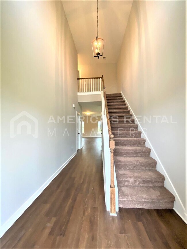 Building Photo - Great Two-Level Home for Rent in Lincoln, ...