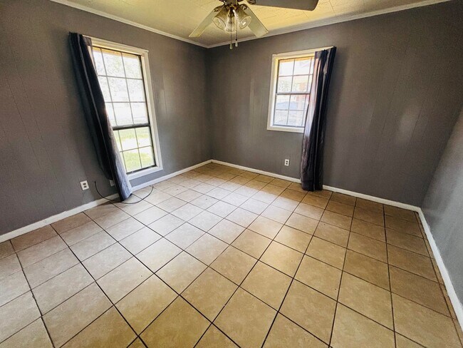 Foto del edificio - 3 Bedroom, 1 Bathroom House is Available Now!