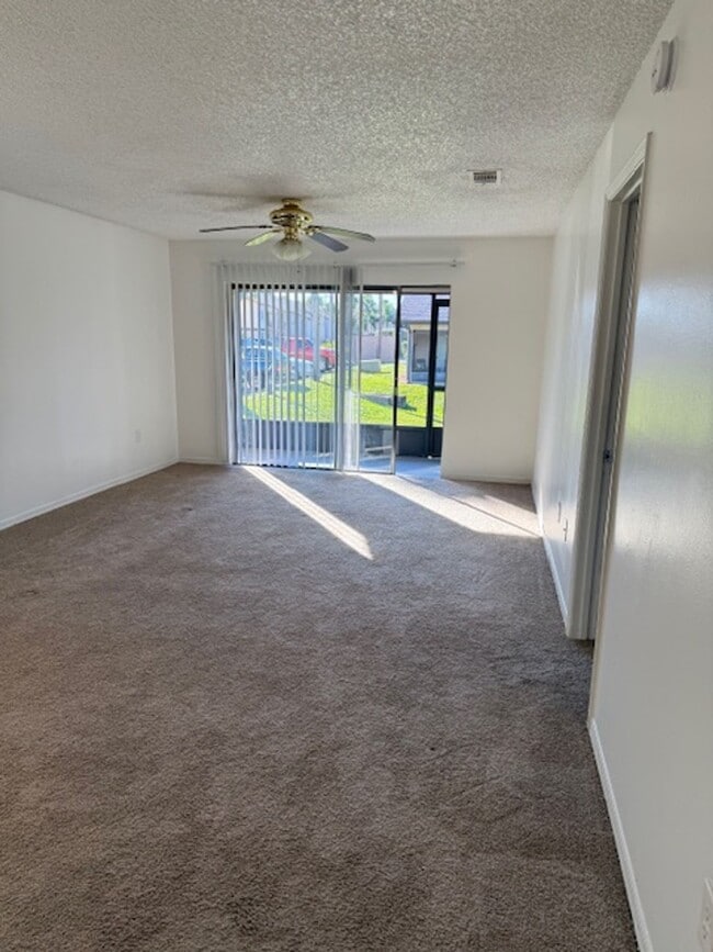 Foto del edificio - CORAL GARDENS 2-BEDROOM CONDO