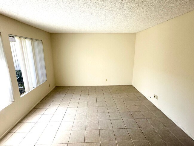 Foto del edificio - Spacious Woodbridge Condo -Townhouse model...