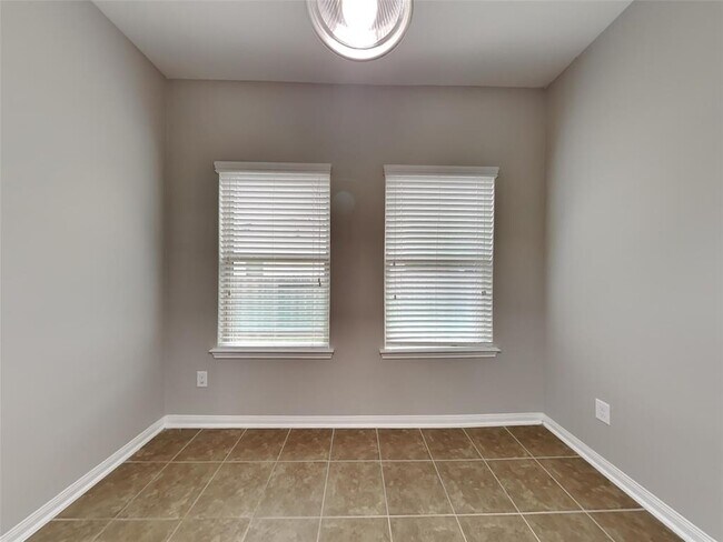 Building Photo - 5516 S Buffalo Cir