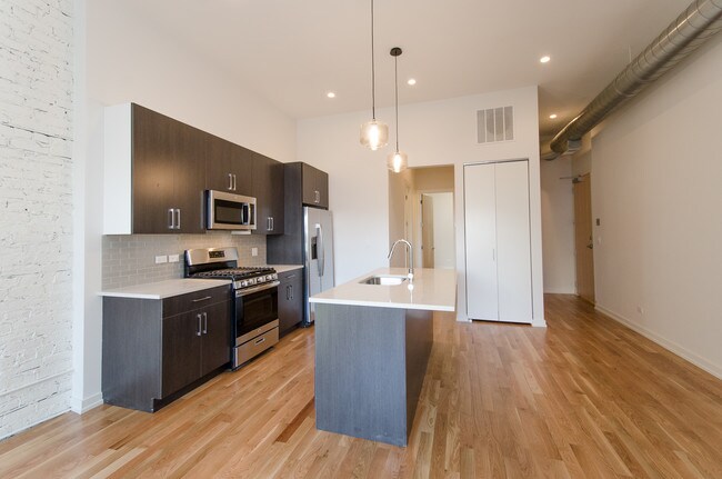 Kitchen & Dining - 1625 N Milwaukee Ave