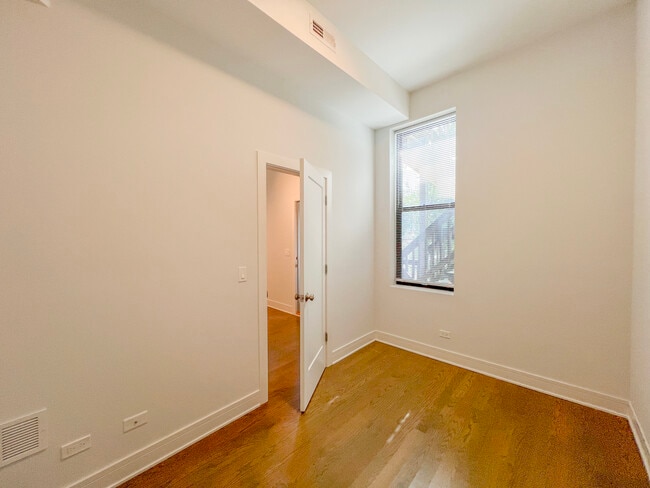 Building Photo - 952 W Armitage Ave