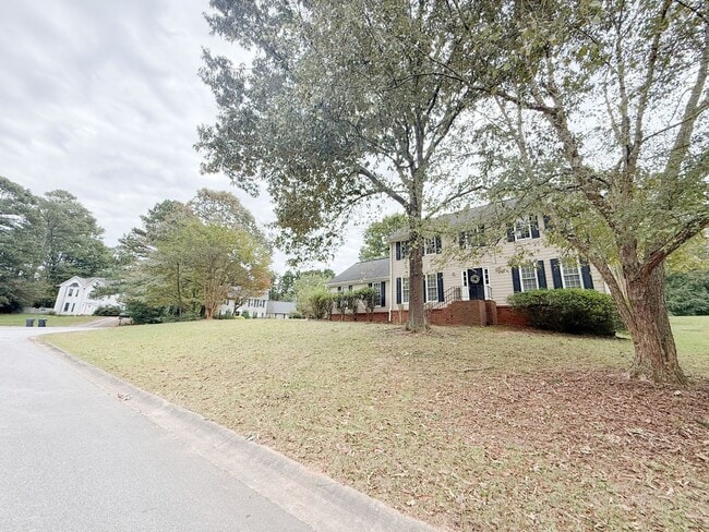 Building Photo - 3 bedroom Home with brand new Carpet and L...