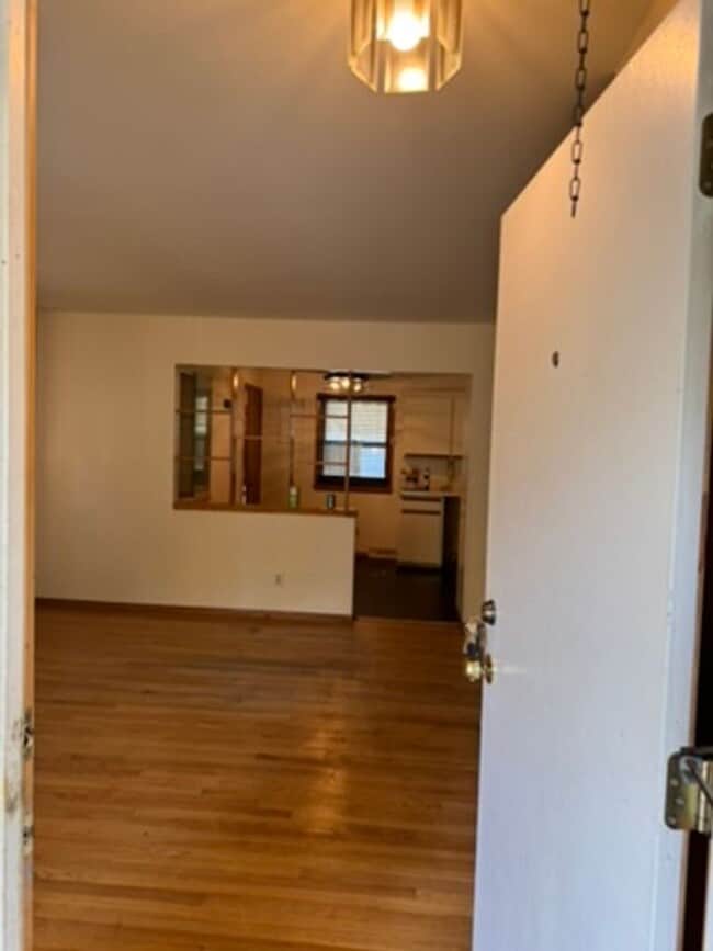 Building Photo - 3-Bedroom Single Family in a great neighborhood - Available October 15!