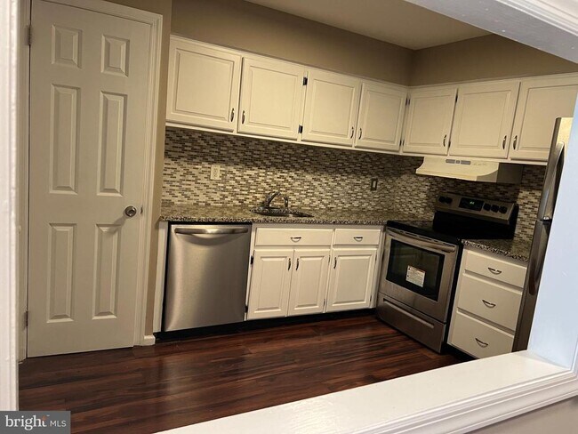 Building Photo - 3D-33D Twin Rivers Dr