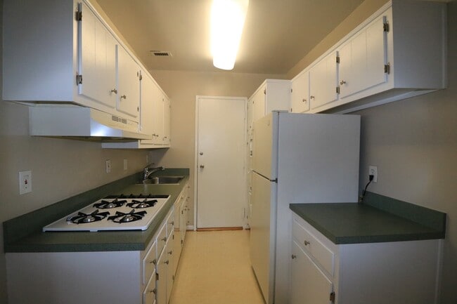 Building Photo - Ground Level Spacious STUDIO in Grosvenor ...