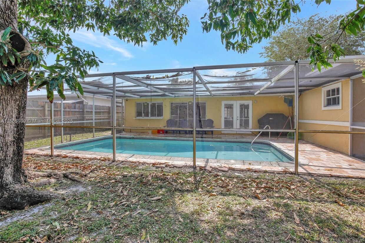 Foto del edificio - 6729 Camelia Dr