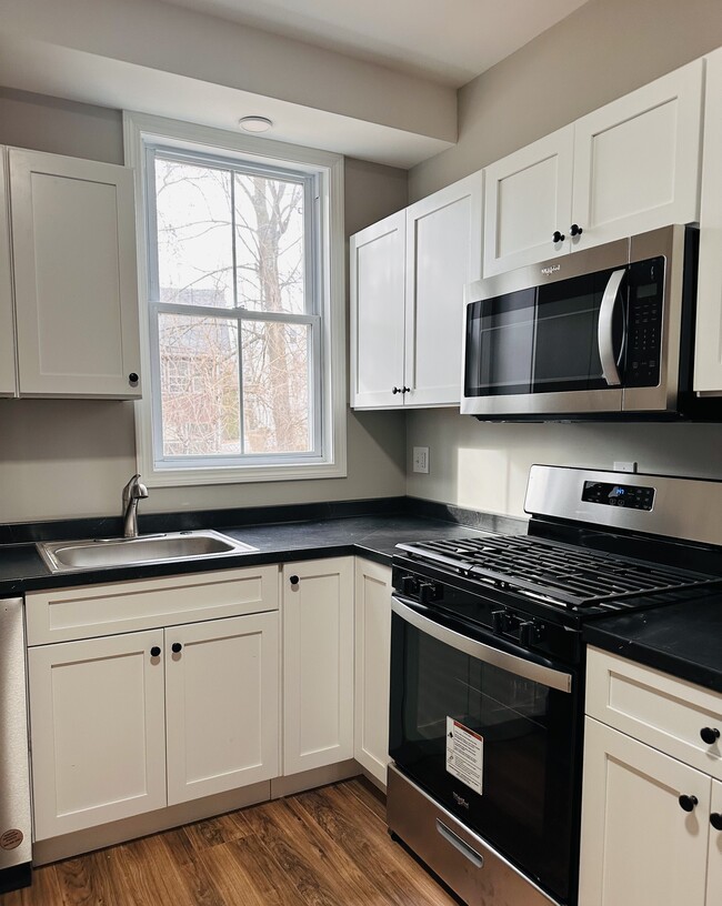 Building Photo - 19 Thompson St